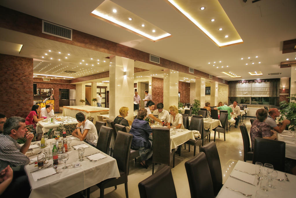 Hotel Ellena Херцег Нови Екстериор снимка